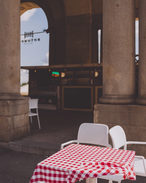 Rotunda cafe nearby on the embankment