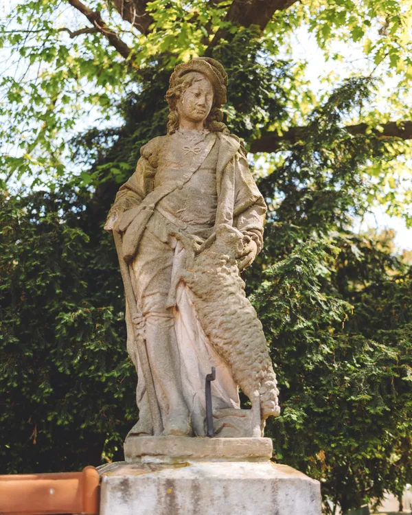 The statue of a saint on the bridge